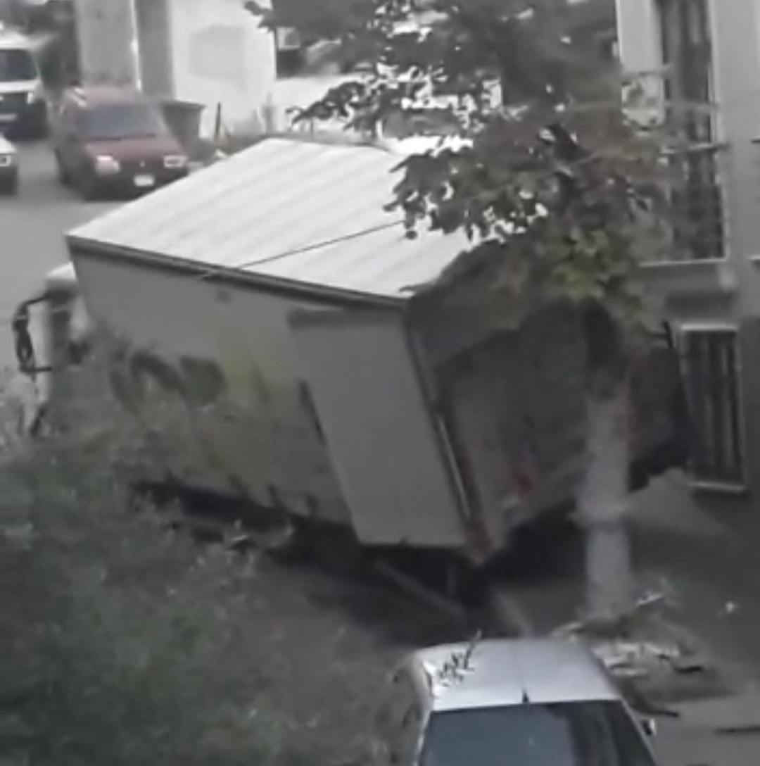 Bursa’da Freni Patlayan Kamyon 3 Aracı Biçtikten Sonra Evin Duvarına Çarptı