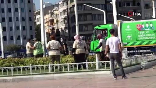 Taksim Meydanı’nda İBB Çalışanları Birbirine Girdi, O Anlar Kamerada