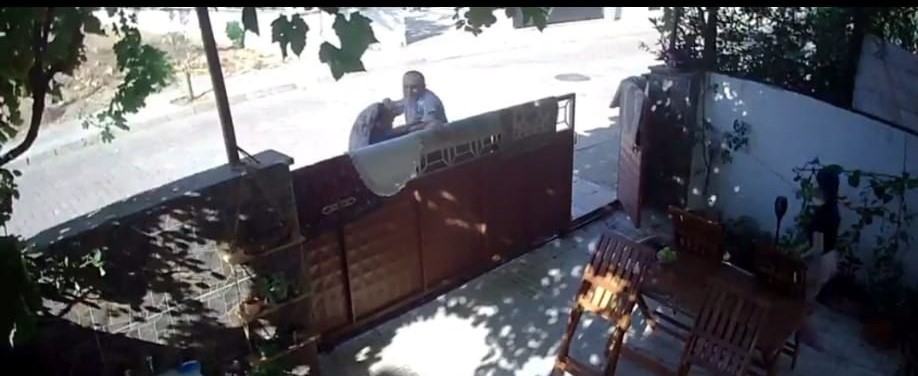 Öfkeli Adam Komşusu Olan Kadını Defalarca Yumrukladı, Hiçbir Şey Olmamış Gibi Çekip Gitti