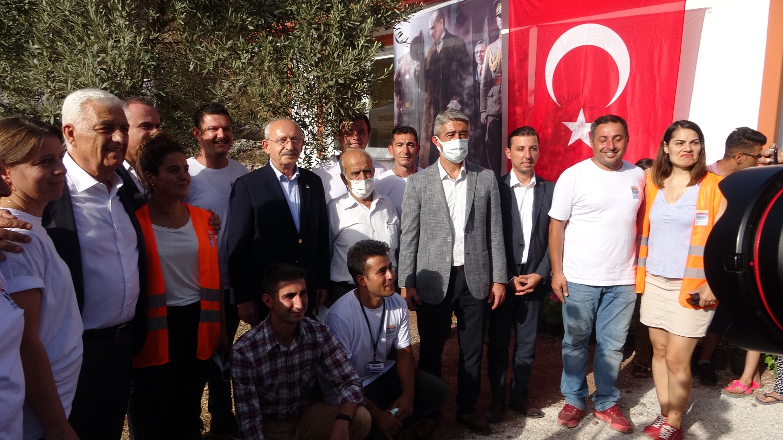 Kılıçdaroğlu Marmaris’te Evleri Yanan Aileyi Ziyaret Etti, Yeşillenen Bir Ağacın Fotoğrafını Çekti