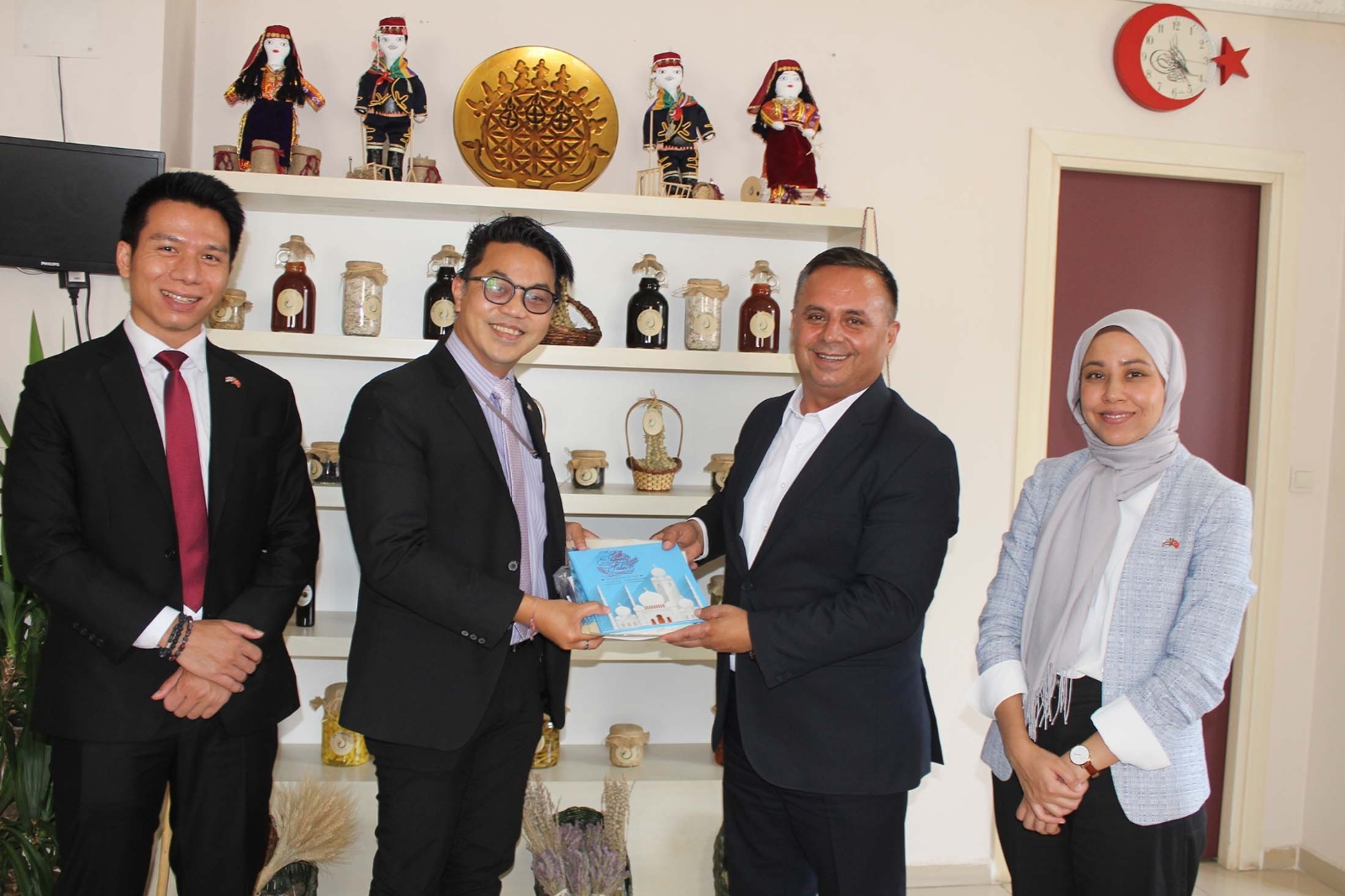 8 Asırlık Gelenek İçin Çal’a Gelen Tayland Maslahatgüzarı, Bağcılık İçin Destek İstedi