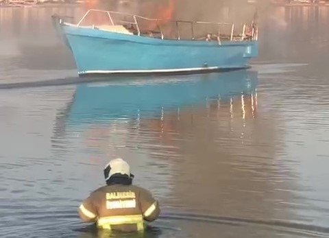 Tekneyi Söndürmek İçin İtfaiyeciler Kıyafetleri İle Denize Girdi