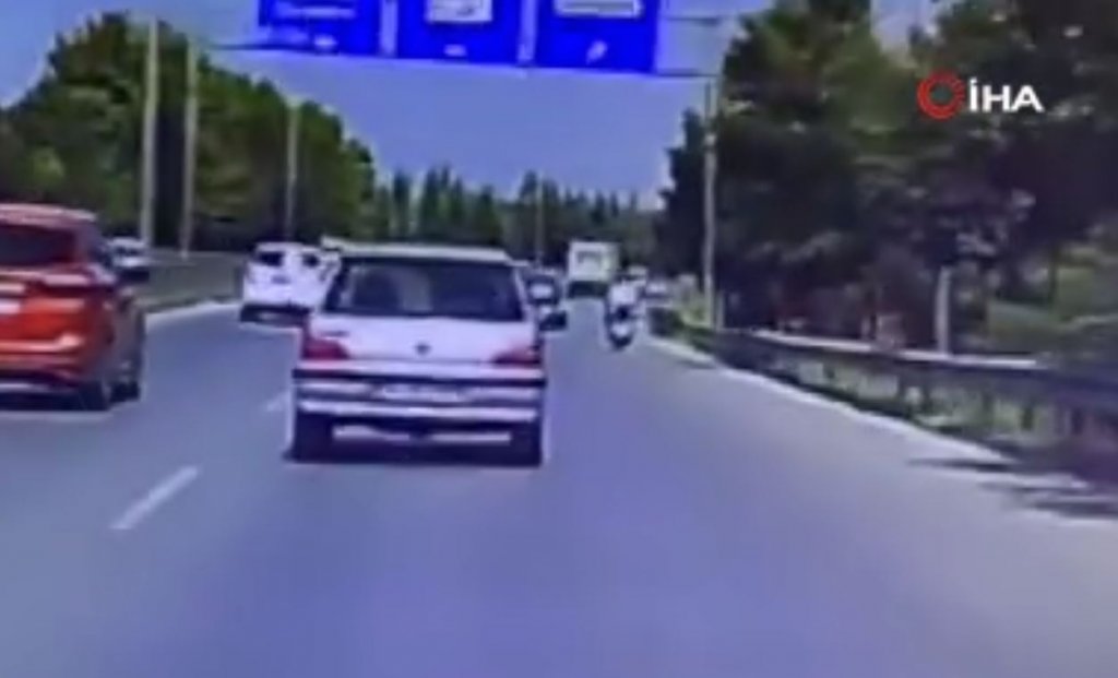 Hatalı Sollama Yapıp Bağlantı Yoluna Girdi, Motosiklete Böyle Çarptı