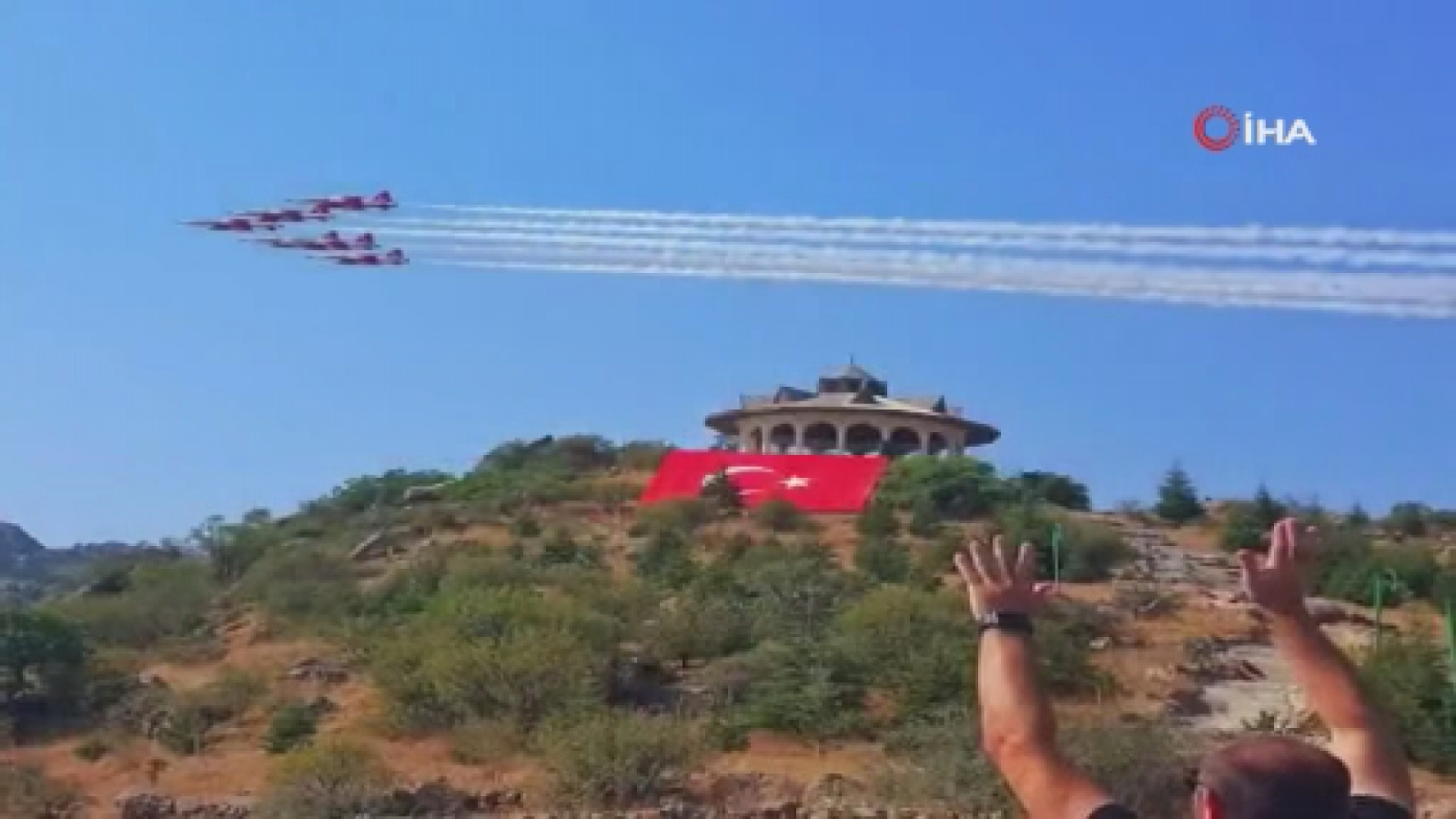 MSB, Türk Yıldızlarının gökyüzüne ay yıldız çizdiği anları paylaştı