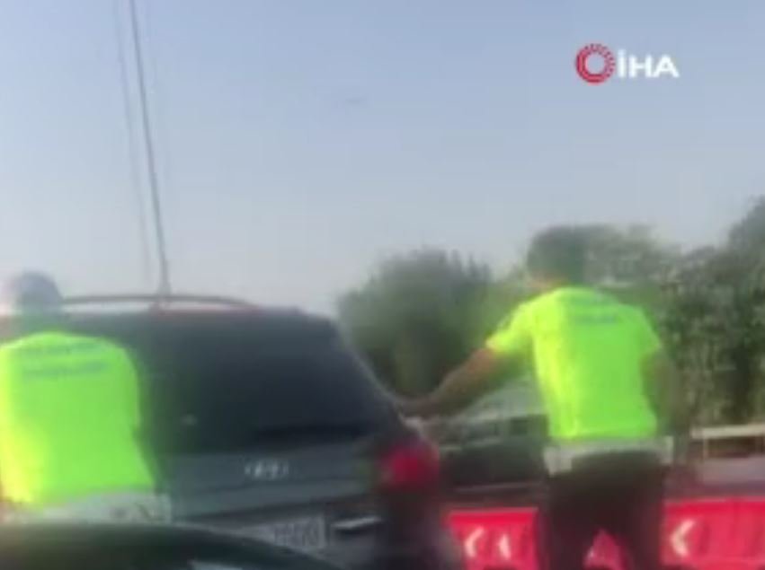 Aracı Bozulan Şoförün Yardımına Trafik Polisleri Koştu