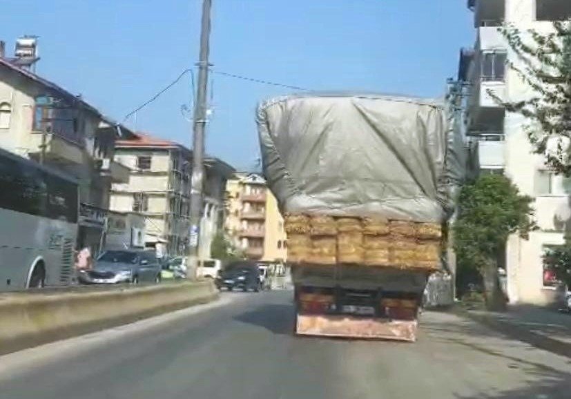 Saman Yüklü Kamyonet Böyle Tehlike Saçtı