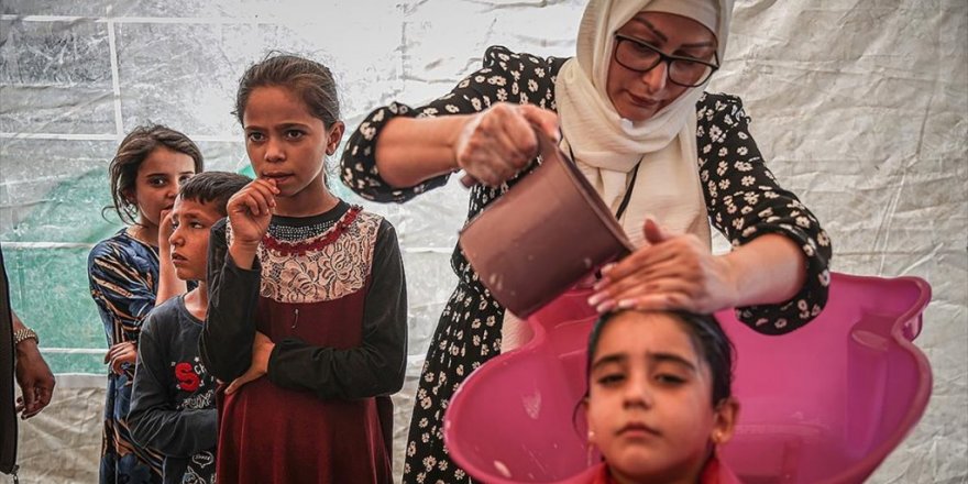 İsveç'ten Gelen Gönüllü Kuaförler, İdlibli Yetim Kız Çocuklarının Saçlarını Ördü