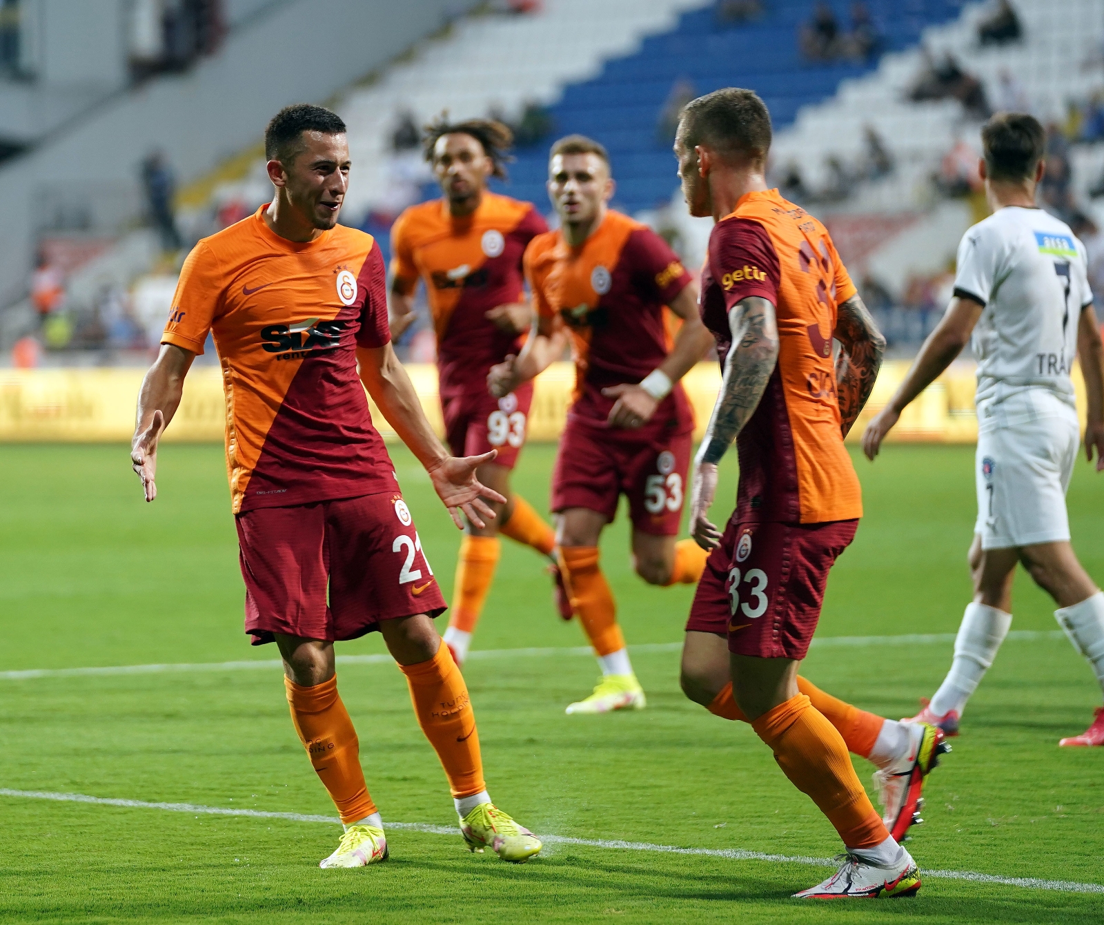 Olimpiu Morutan, Galatasaray Kariyerine Asistle Başladı