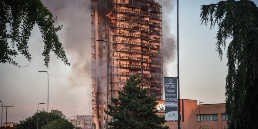 İtalya’da 15 katlı binada korkutan yangın