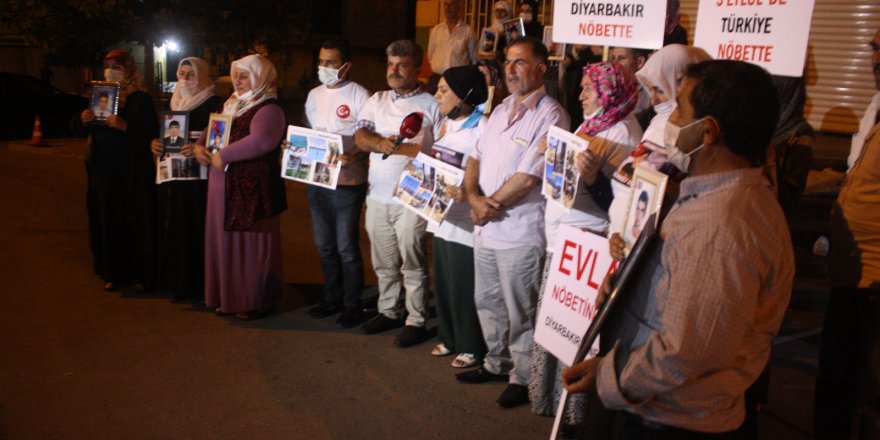 Diyarbakır’da ailelerin evlat nöbeti gece de devam ediyor