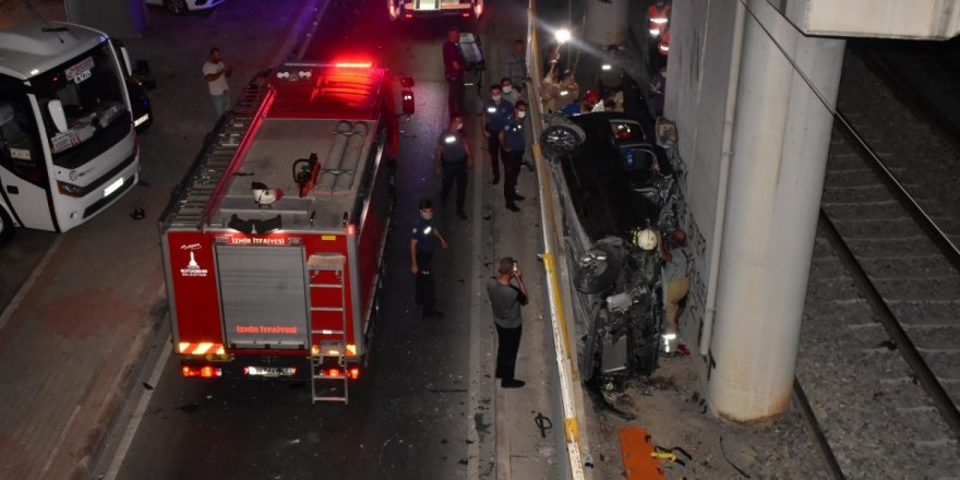 İzmir' de Araç Viyadükten Tren Yoluna Uçtu:  Ölü ve Yaralılar Var