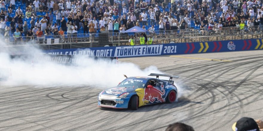 Asfaltı ağlattılar...Bursa’da nefes kesen drift şov