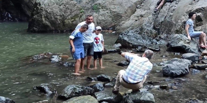 Binlerce kilometreden ayaklarını bu suya sokmak için geliyorlar