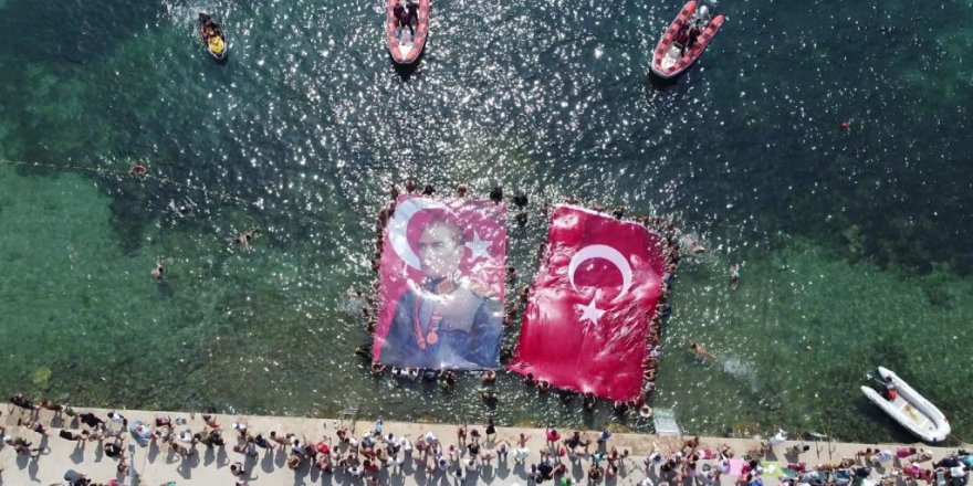 Bayrağı gören dalgalandırmak için denize atladı