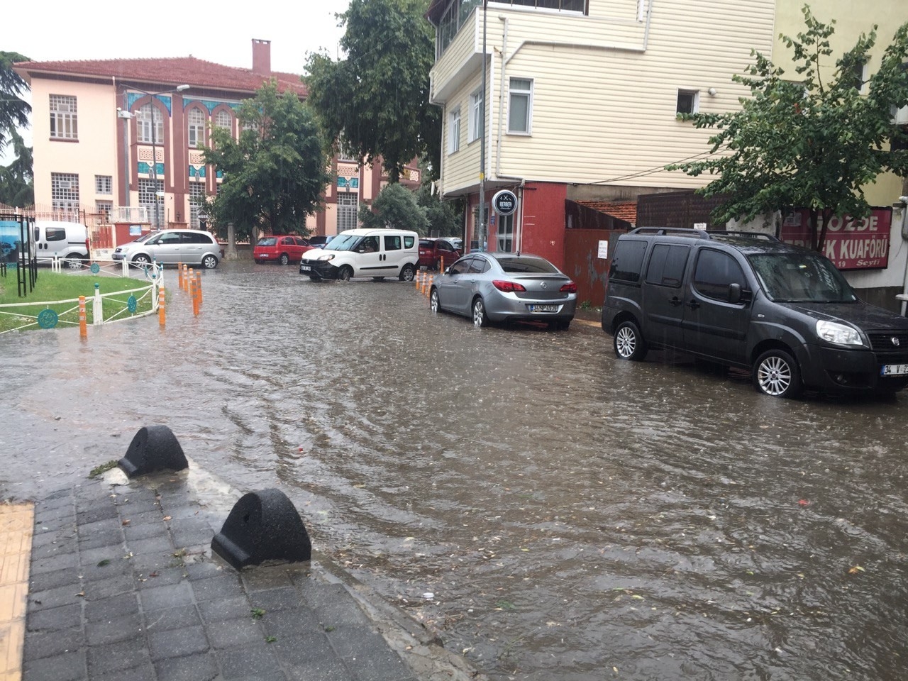 Tekirdağ’da kuvvetli yağış hayatı felç etti