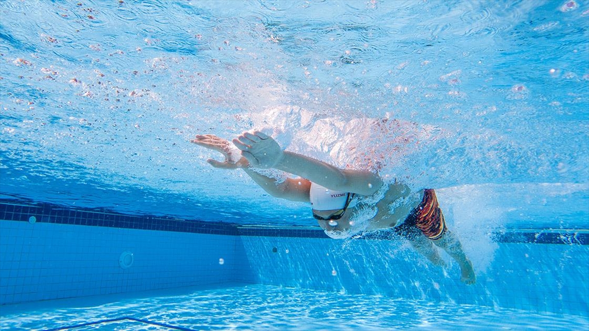 Günde 8 Kilometre Yüzen Otizimli Artun, Kulaçlarını Milli Forma İçin Atıyor