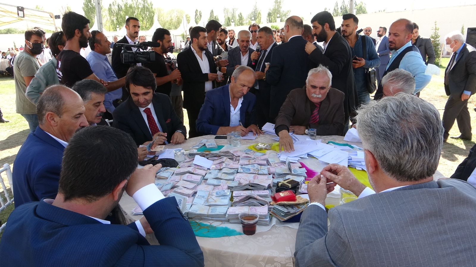 Aşiret Düğününde Damada 3,4 Milyon Tl, Geline İse Kilolarca Altın Takıldı