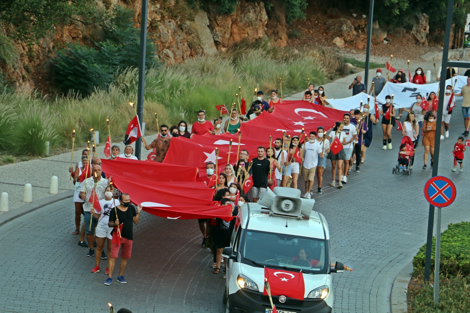 Antalya’da ’Hes’ Kodlu Fener Alayı
