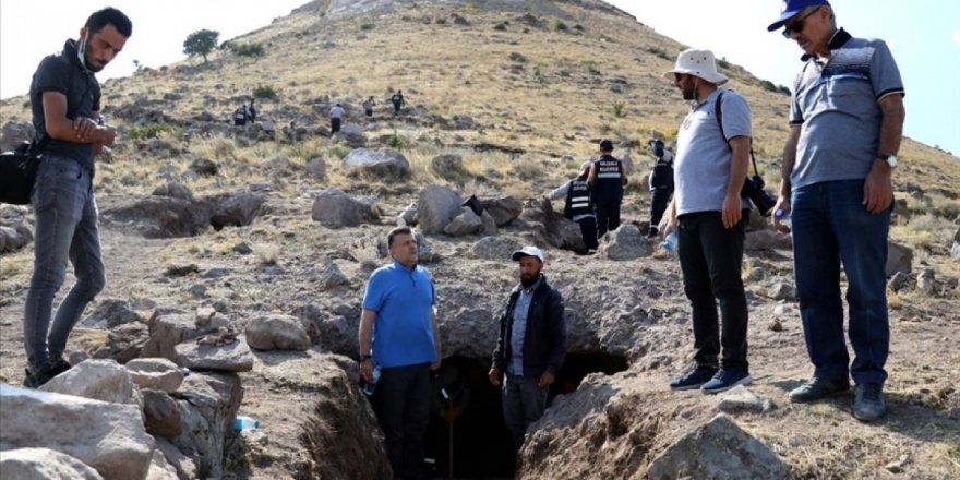 35 kaya mezarı bulundu