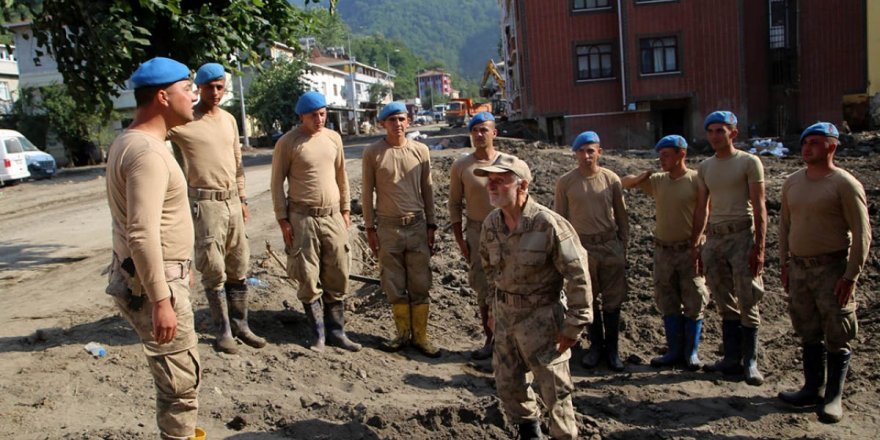 Bozkurtlu Coşkun Dede, sel bölgesinde yardım eden askerlere moral veriyor