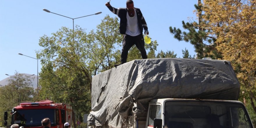 Adliye önünde bıçakla yüzünü parçalayıp, benzinle aracını yakmaya kalkıştı