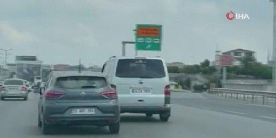 Direksiyon başında tartışan sürücüler trafiği böyle tehlikeye attı