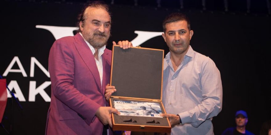 KUŞADASI’NDA ZAFER BAYRAMI COŞKUSU VOLKAN KONAK KONSERİ İLE ZİRVE YAPTI