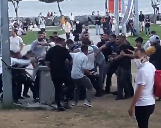 Avcılar Sahilde "Laf Atma" Kavgası