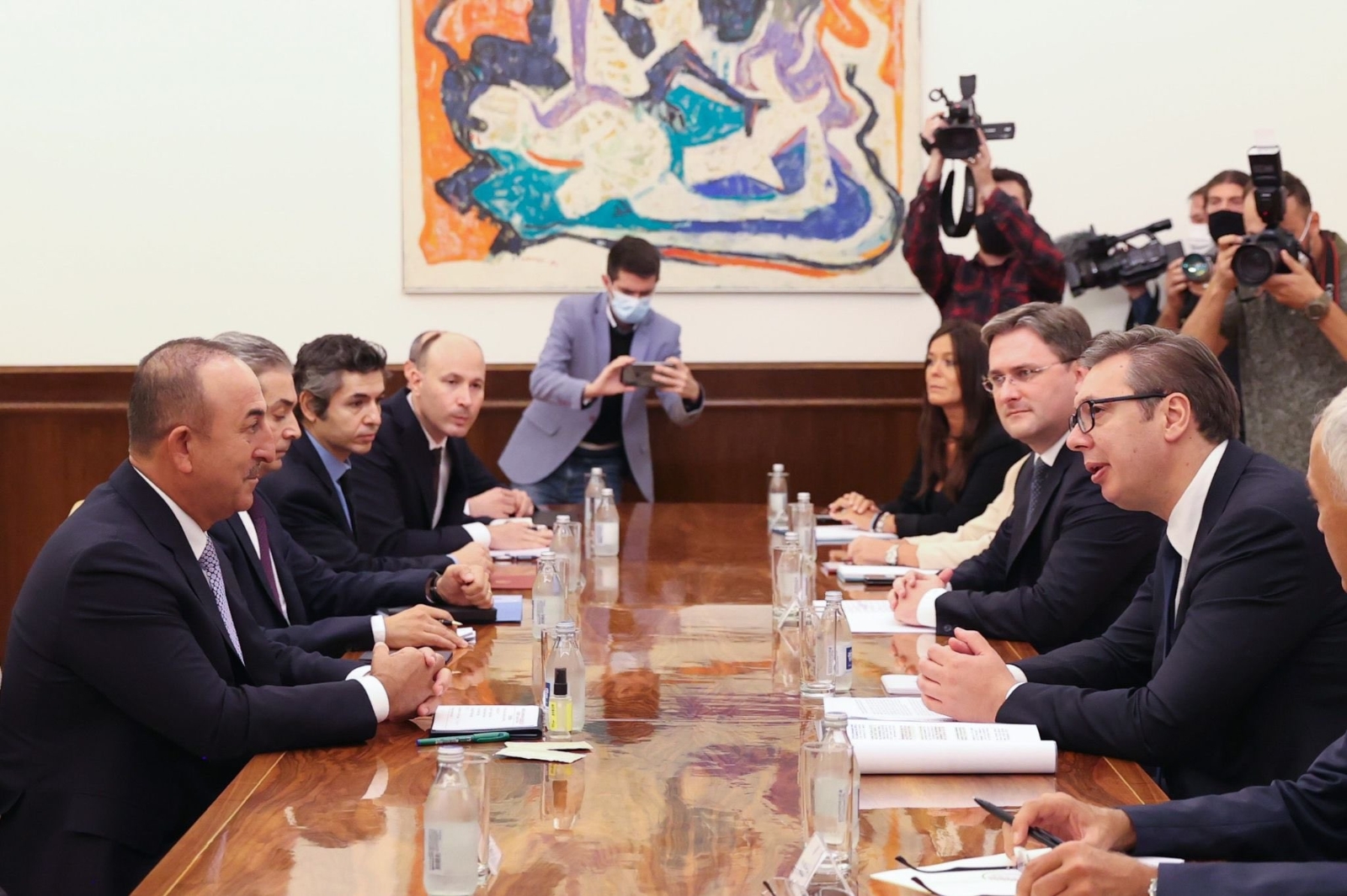 Çavuşoğlu, Sırbistan Devlet Başkanı Vuçiç’e İmzalı Anadolu Efes Forması Hediye Etti