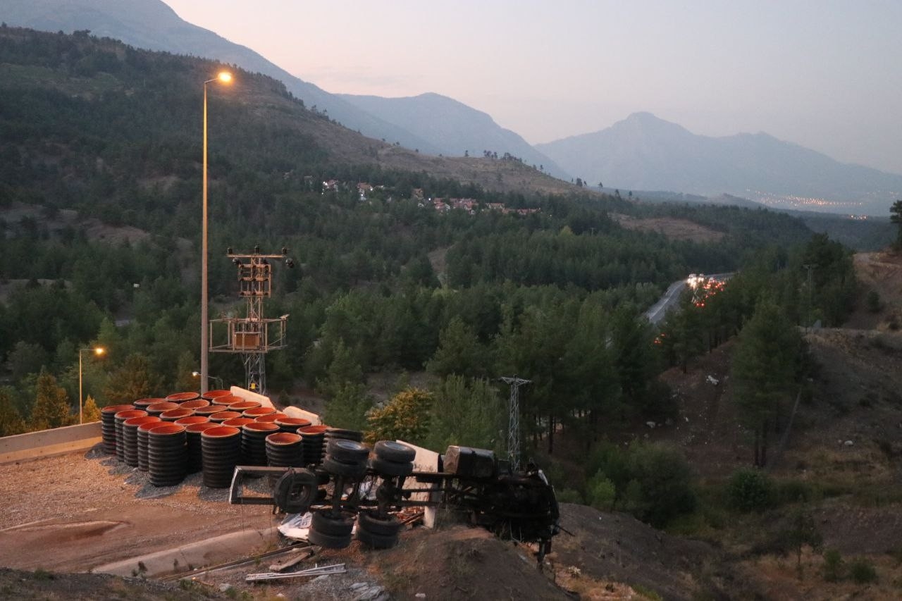 Adana’da Kaçış Rampasında Beton Bariyere Çarpan Kamyondaki 4 Kişi Öldü