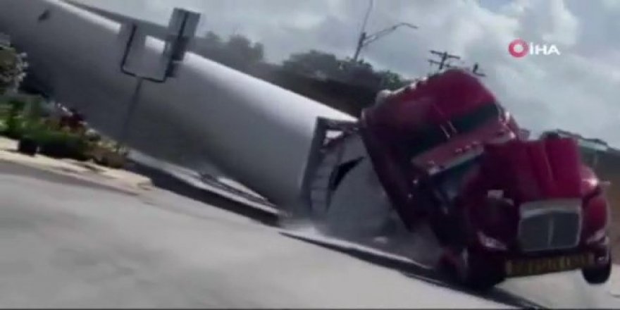 Korkunç Kaza! Tren TIR'ı biçti