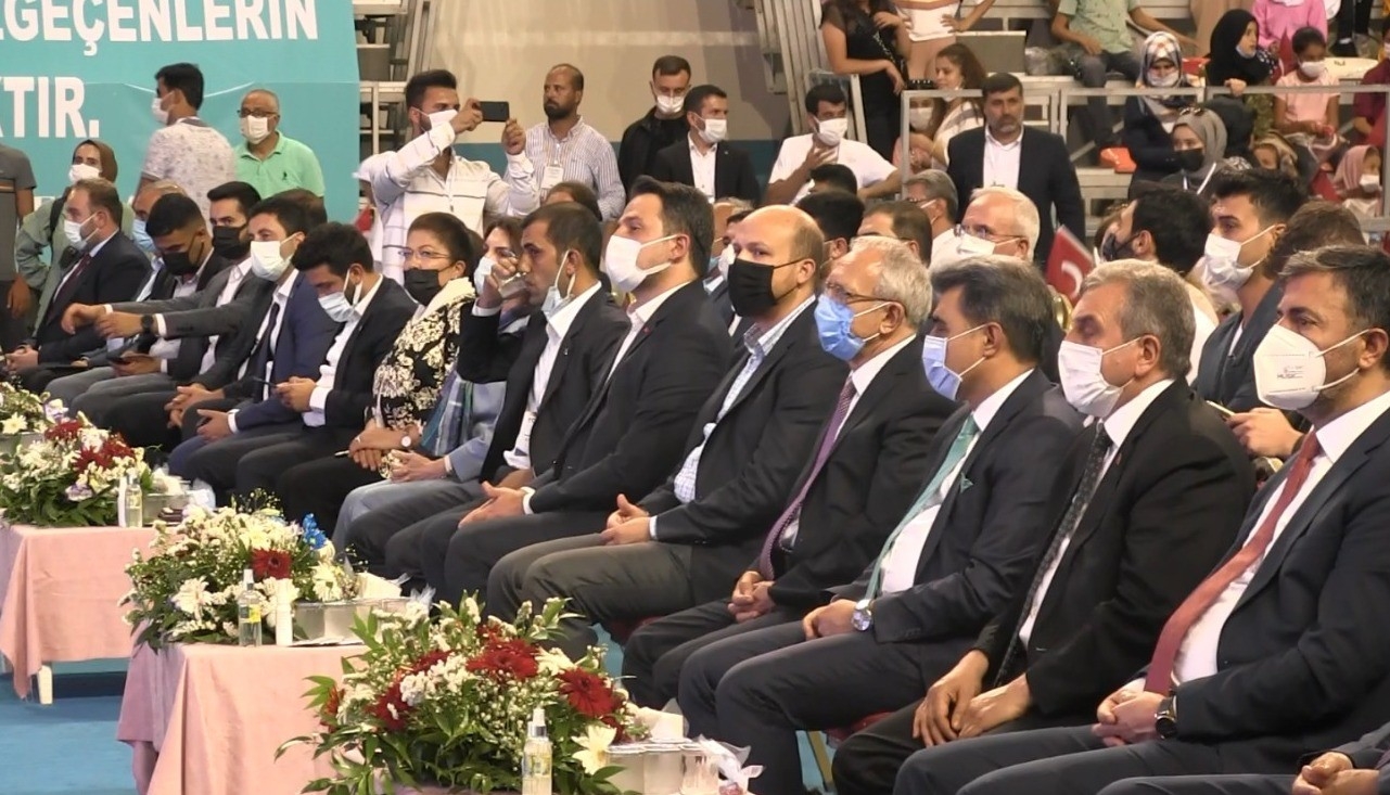 Bilal Erdoğan “Bir Sabah Gelecek Kardan Aydınlık” şiirini marş seklinde seslendirdi