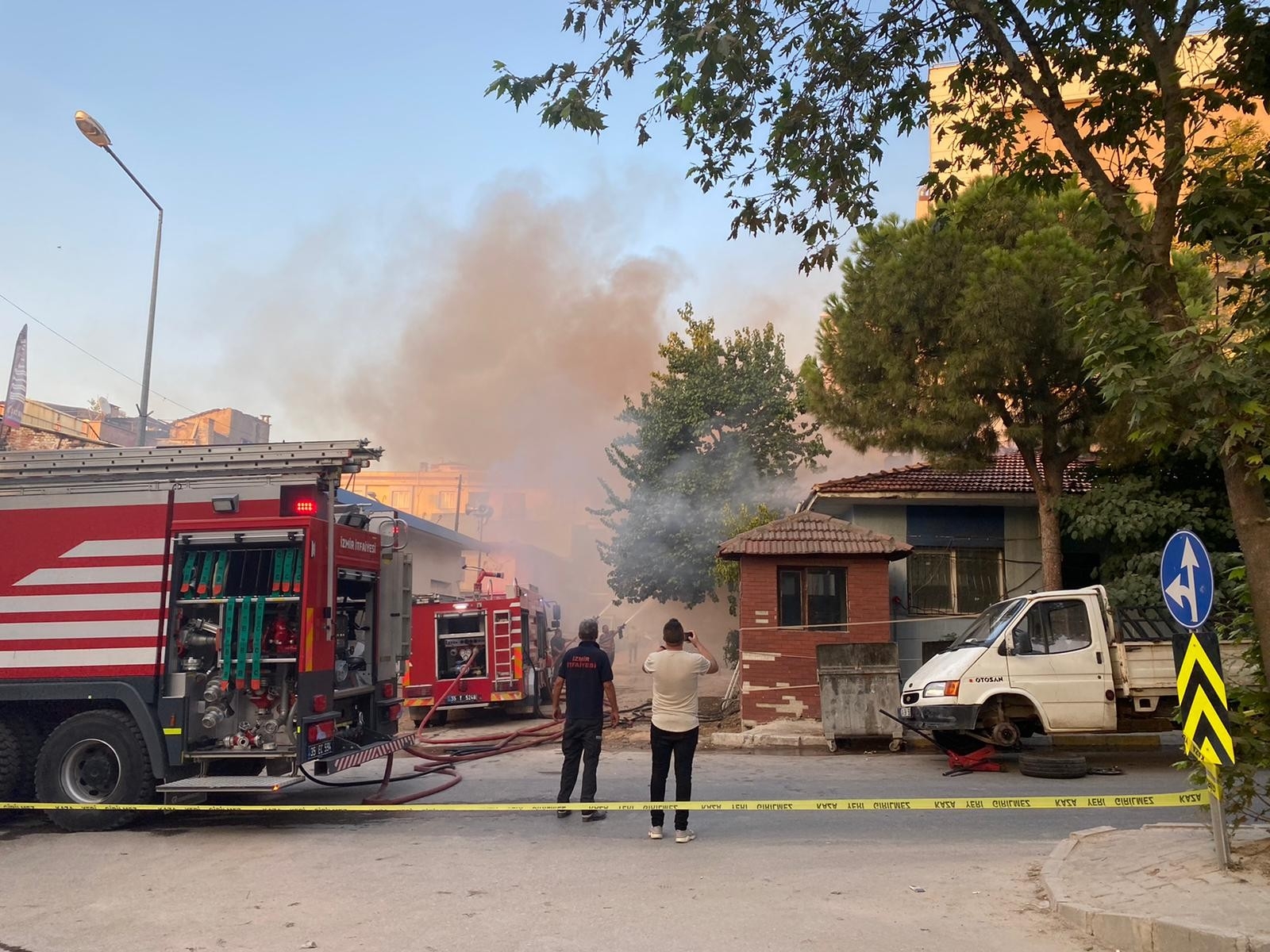 İzmir’de korkunç olay: Çatı çöktü, itfaiye eri alevlerin içine düştü