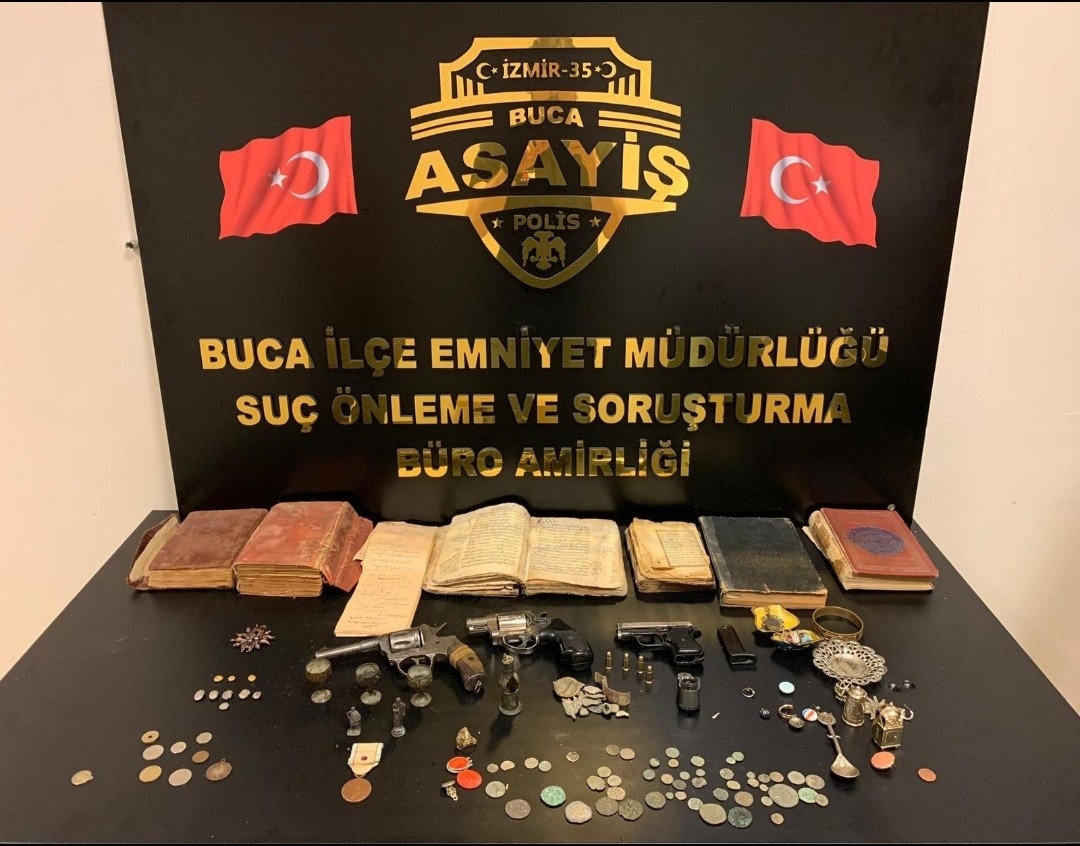 İzmir’de Şüpheli Kadının Çantasından Çıkanlar Şoke Etti