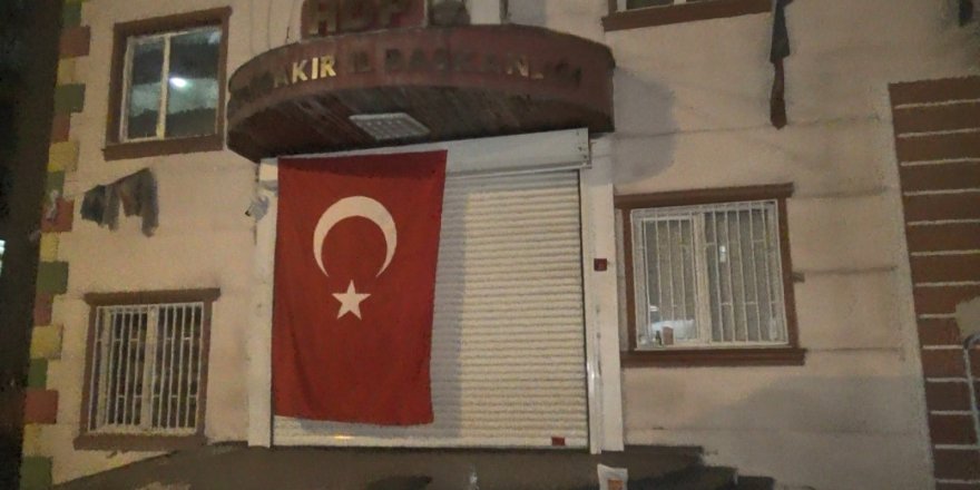 Evlat nöbetindeki aileler HDP il binasına dev Türk bayrağı asıp evlatlarını istedi