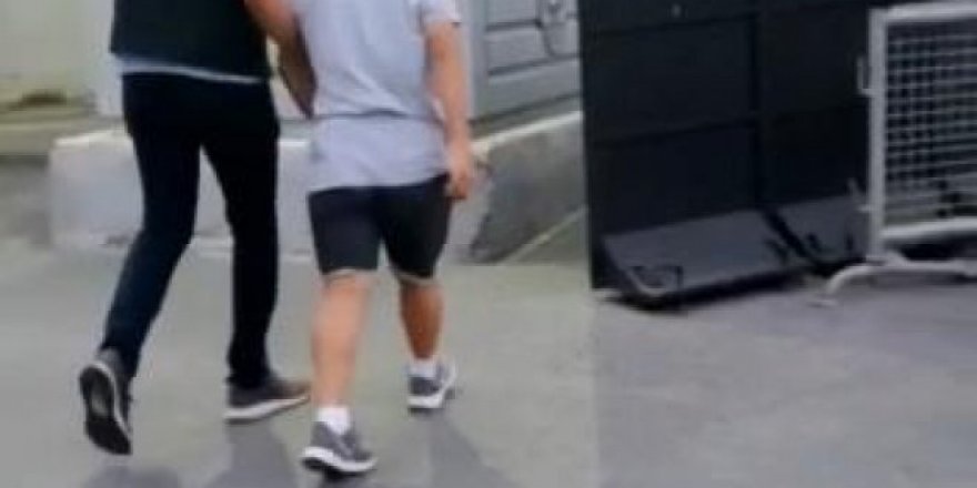 Galata'dan Hareket Halindeki Tur Gemisine Atladı