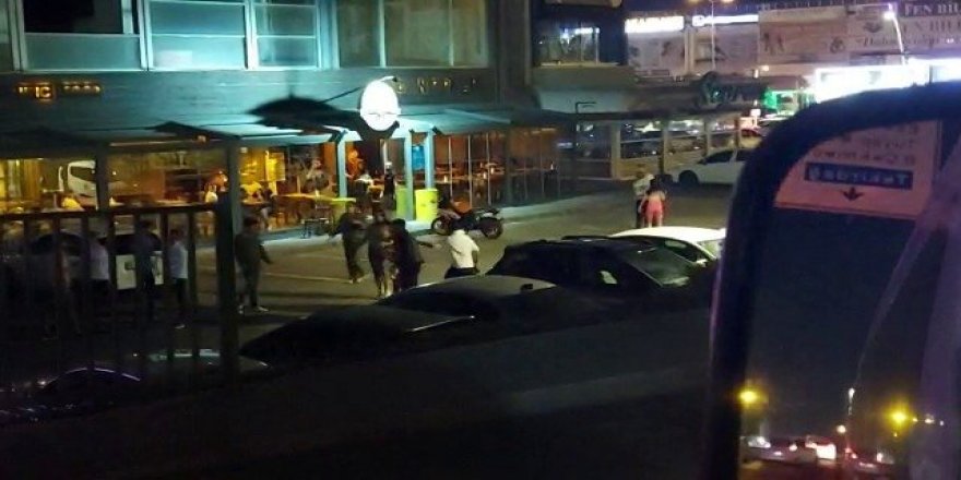 Eğlence mekanı çıkışında iki grubun kavgası kameralara yansıdı