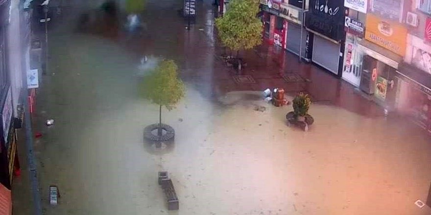 Caddeler göle döndü, dükkanlar sular içerisinde kaldı