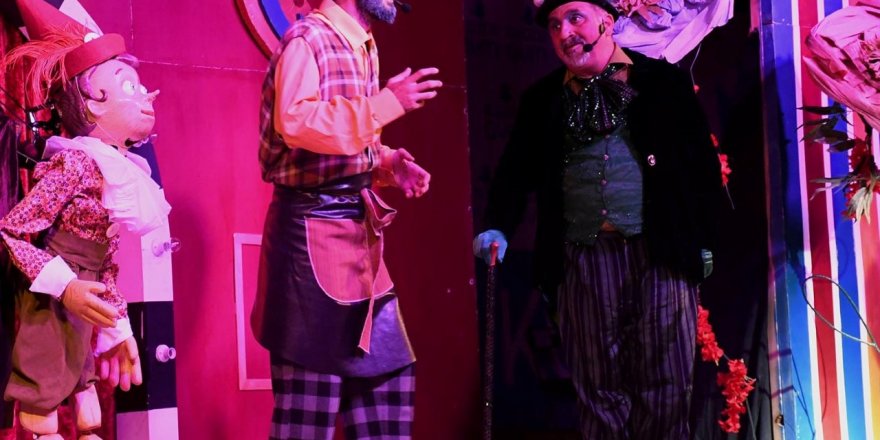 Kuşadalı Çocuklara 'Pinokyo' Sürprizi