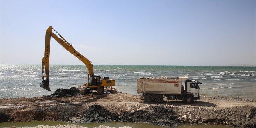 Van Gölü çamurdan temizleniyor