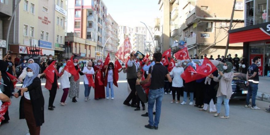 Anne Emine Üstek Oğlunun PKK'dan Kaçışını Kutladı