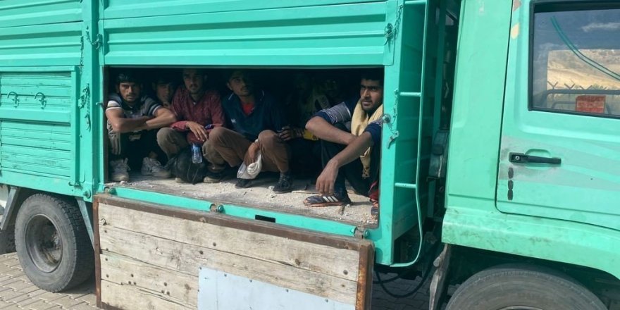 Briketlerin altındaki gizli bölmeden 27 Afganistanlı çıktı