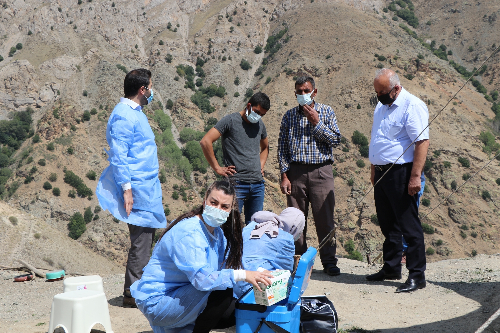 Erzincan’ın Sarp Dağlarını Aşan Sağlıkçılar 2 Bin 800 Rakımlı Geyikli Yaylasında Göçerleri Aşıladı