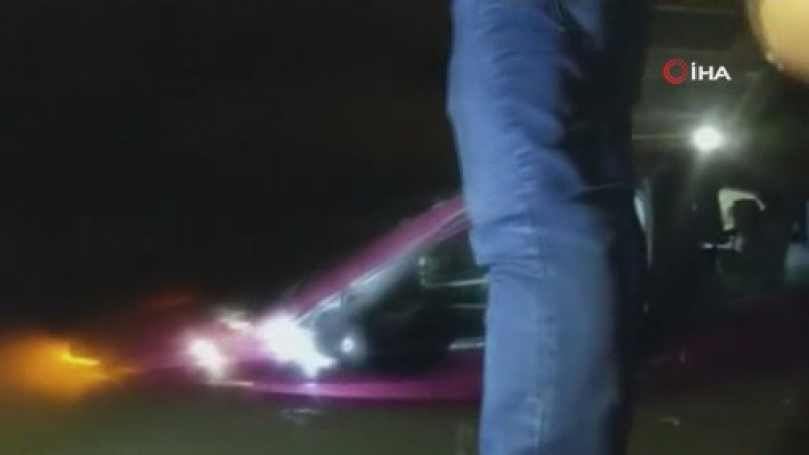 New York’ta sel sularında aracında mahsur kalan sürücüyü polis kurtardı