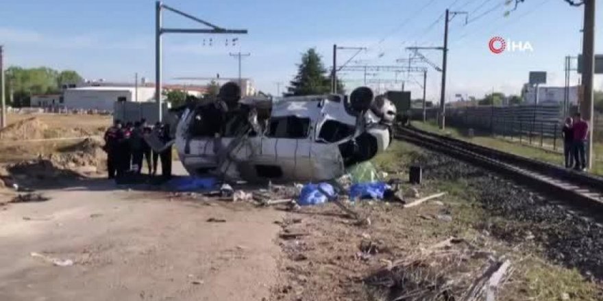 Tekirdağ' da yük treni ve minibüs çarpıştı : çok sayıda ölü ve yaralı var