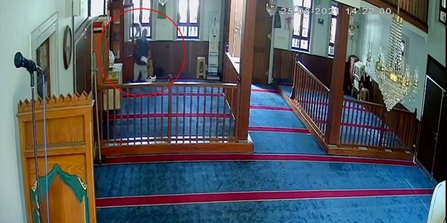 Namaz Kılma Bahanesiyle Gittiği Camide İmamın Sarık Ve Cübbesini Çaldı