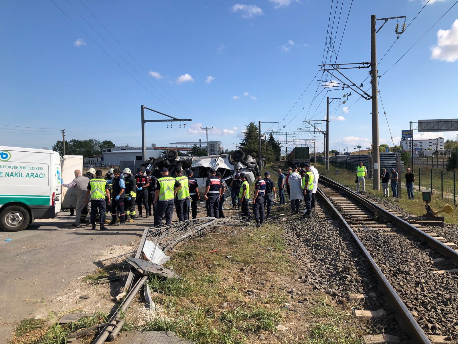 Yük treni işçi servisine çarptı: 4 ölü, 3’ü ağır 8 yaralı