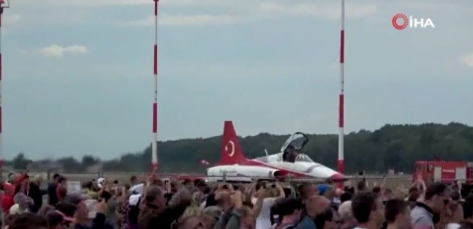 Türk Yıldızları’nın Macaristan’daki gösterisi nefes kesti