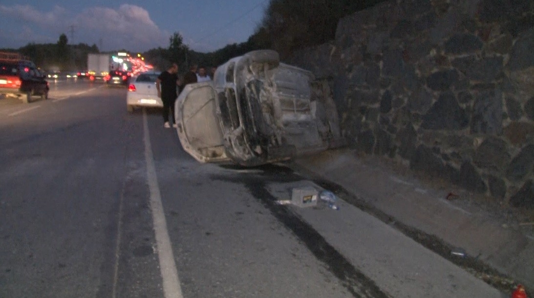 Arnavutköy-Sultangazi yolunda bir araç yan yattı