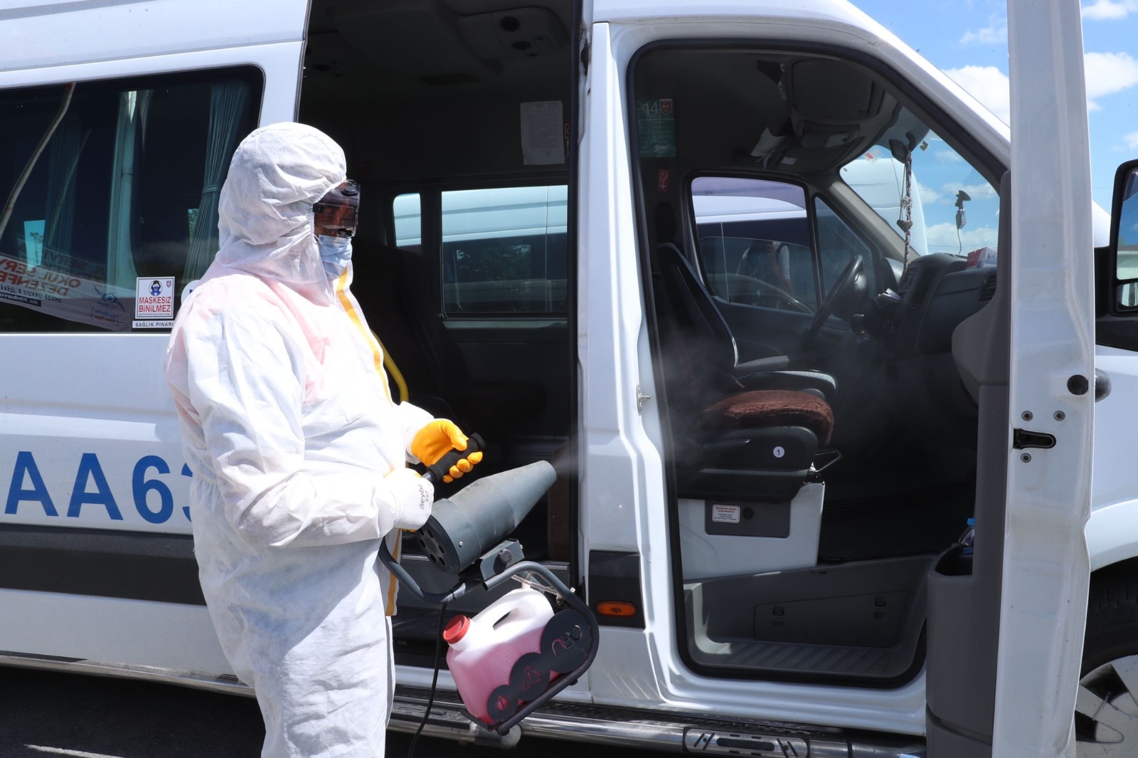 Sultangazi Belediyesi 700 okul servis aracını dezenfekte etti